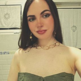 María Victoria, Niñera o canguro en Paradas