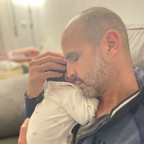 Hugo, Familia en Girona