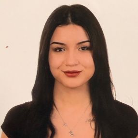 Melanie, Niñera o canguro en Noia