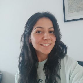 Débora, Babysitter in O Milladoiro