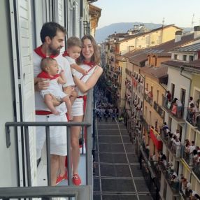Paula, Familia en Pamplona