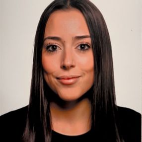 Júlia, Babysitter in Rubí