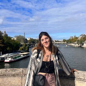 Ariadna, Niñera o canguro en València