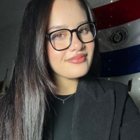 Nahomi, Niñera o canguro en Guillena
