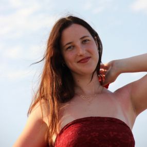 Adrienn, Niñera o canguro en Cistérniga