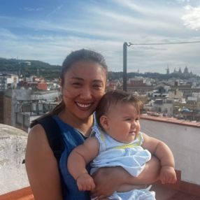Khanthaly, Niñera o canguro en Tiana