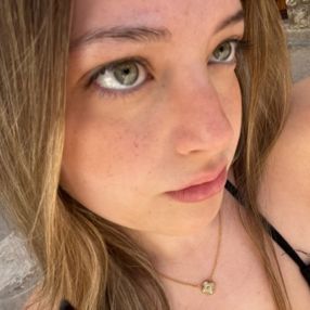 Sara, Niñera o canguro en Sueca