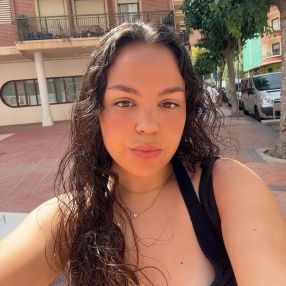 Sara, Babysitter in La Roda