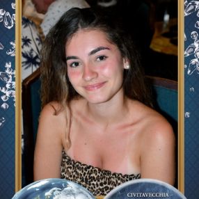 Nerea, Babysitter in Osuna