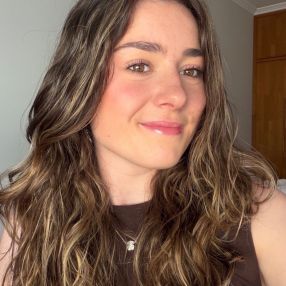 Laura, Babysitter in A Estrada