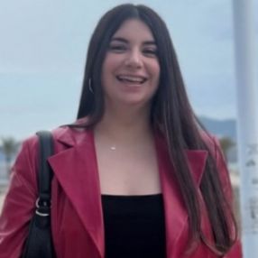 Evelyn, Niñera o canguro en Alzira
