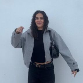 Neus, Niñera o canguro en Pallejà