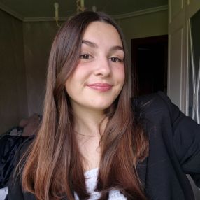 LUCIA, Babysitter in Liérganes