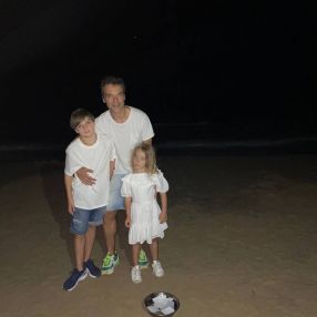 Toni, Familia en Sevilla
