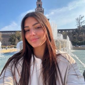 Ariana, Babysitter in La Coruña
