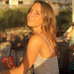 Giulia, Niñera o canguro en La Oliva