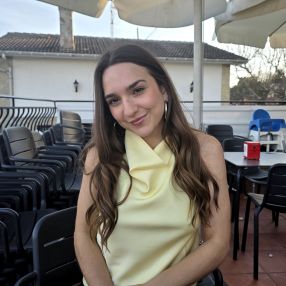 Irati, Niñera o canguro en Llodio