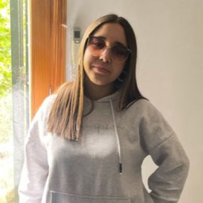 Yasmin, Babysitter in Llubí