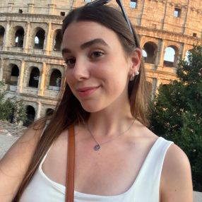 Victoria, Babysitter in Camargo