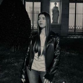 Yasmine, Babysitter in El Vellón