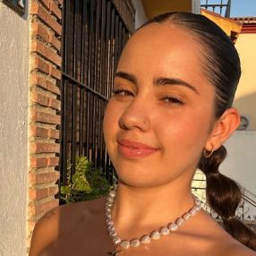 Lucia, Niñera o canguro en Peligros