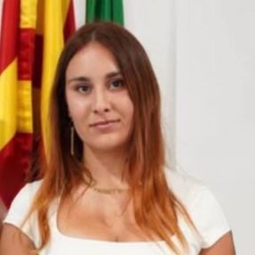 Azahara, Babysitter in Deltebre