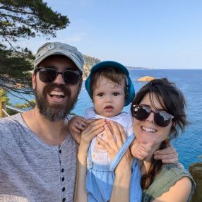 Marina y Emilio, Familia en Barcelona