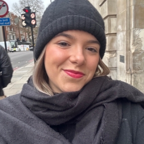 Elena, Babysitter in A Estrada