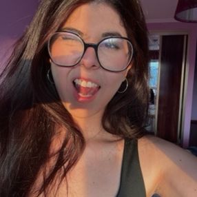 Adara, Babysitter in Verín