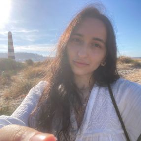 Yasmine, Babysitter in Cangas