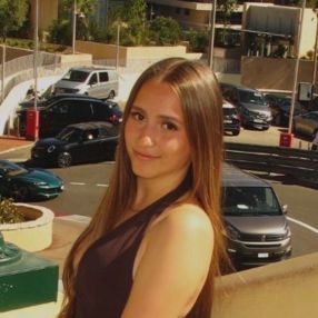 Claudia, Niñera o canguro en lominchar