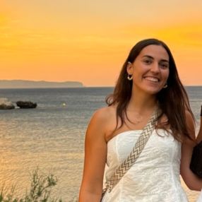 Núria, Babysitter in Begur