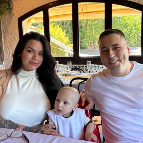 Angela, Familia en Castelldefels