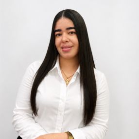Ariela Stephanie, Niñera o canguro en Alqueidon