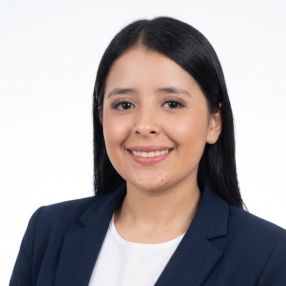 Viviana, Niñera o canguro en Corredoria