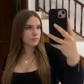 Júlia, Niñera o canguro en Begues