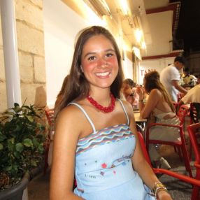 Lola, Babysitter in Tomares