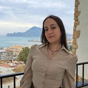 Miranda, Babysitter in Monóvar