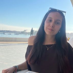 Noa, Niñera o canguro en La Estrada
