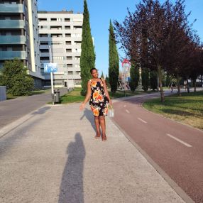 Fresia wacera, Familia en Pamplona