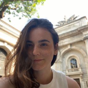 Larissa, Niñera o canguro en Reus