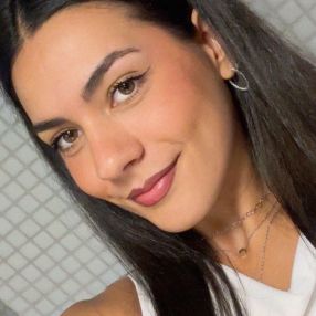 Eva Flores, Niñera o canguro en Paracuellos de Jarama