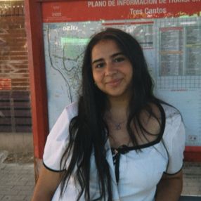 Dina, Niñera o canguro en Navalafuente
