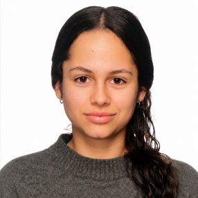 Dèlia, Babysitter in Cardedeu