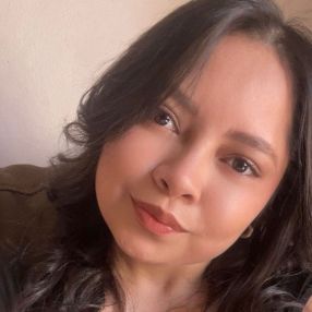 Nidia, Niñera o canguro en Zuera