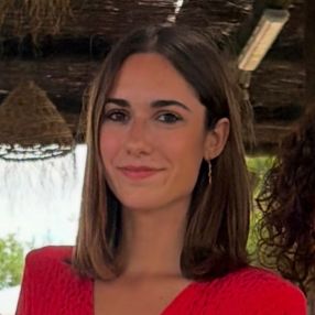 Jimena, Niñera o canguro en Palomares del Río