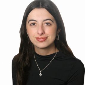 Irati, Babysitter in Urnieta