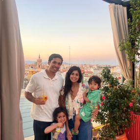 Roshni, Familia en València