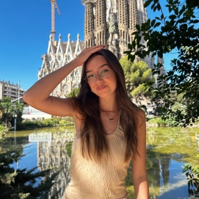 Elena, Niñera o canguro en El Toro