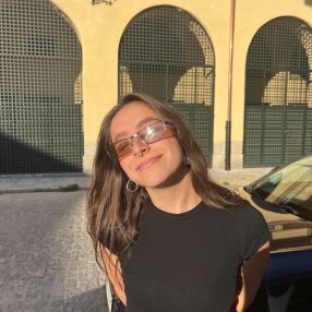 Farah Naima, Niñera o canguro en La Cuesta